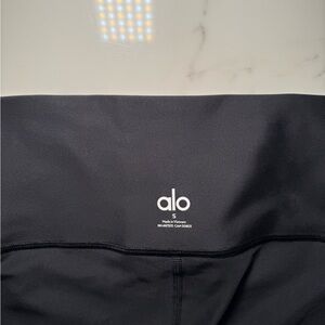 ALO Yoga Women's black leggings